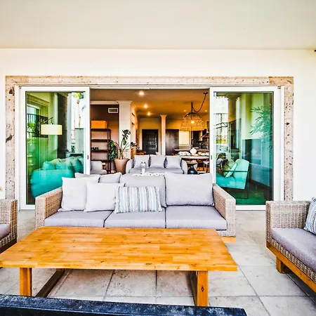 Perfect Location Relax In Style Minutes From Beach